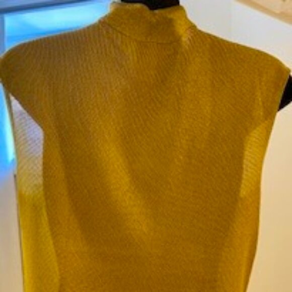 Jones New York Gold Metallic Sleeveless Mock Turtleneck  Size ~ Medium ~ - Picture 4 of 5